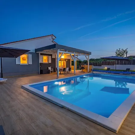 Beauty Near Rovinj For 7 People With 55 M2 Private Heated Pool, Wellness & Kids Playground *