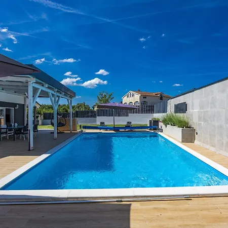 Beauty Near Rovinj For 7 People With 55 M2 Private Heated Pool, Wellness & Kids Playground