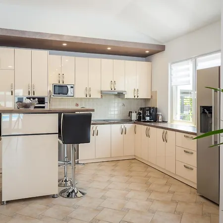 Villa Beauty Near Rovinj For 7 People With 55 M2 Private Heated Pool, Wellness & Kids Playground Matohanci
