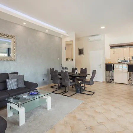 Villa Beauty Near Rovinj For 7 People With 55 M2 Private Heated Pool, Wellness & Kids Playground Matohanci