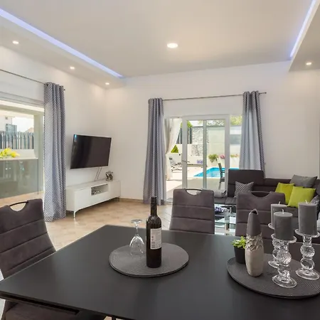 Beauty Near Rovinj For 7 People With 55 M2 Private Heated Pool, Wellness & Kids Playground