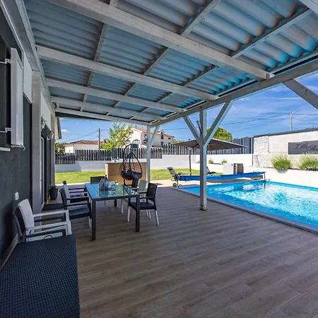 Villa Beauty Near Rovinj For 7 People With 55 M2 Private Heated Pool, Wellness & Kids Playground Matohanci