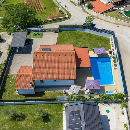 Villa Beauty Near Rovinj For 7 People With 55 M2 Private Heated Pool, Wellness & Kids Playground