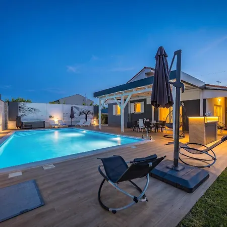 Beauty Near Rovinj For 7 People With 55 M2 Private Heated Pool, Wellness & Kids Playground Villa *