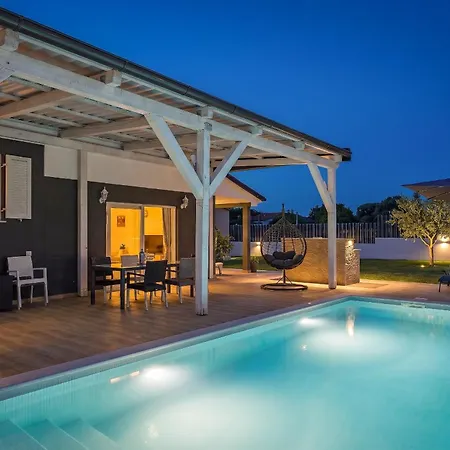 Beauty Near Rovinj For 7 People With 55 M2 Private Heated Pool, Wellness & Kids Playground Villa Matohanci