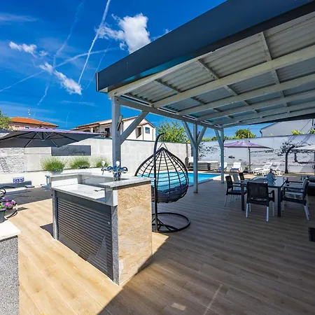 Beauty Near Rovinj For 7 People With 55 M2 Private Heated Pool, Wellness & Kids Playground Villa